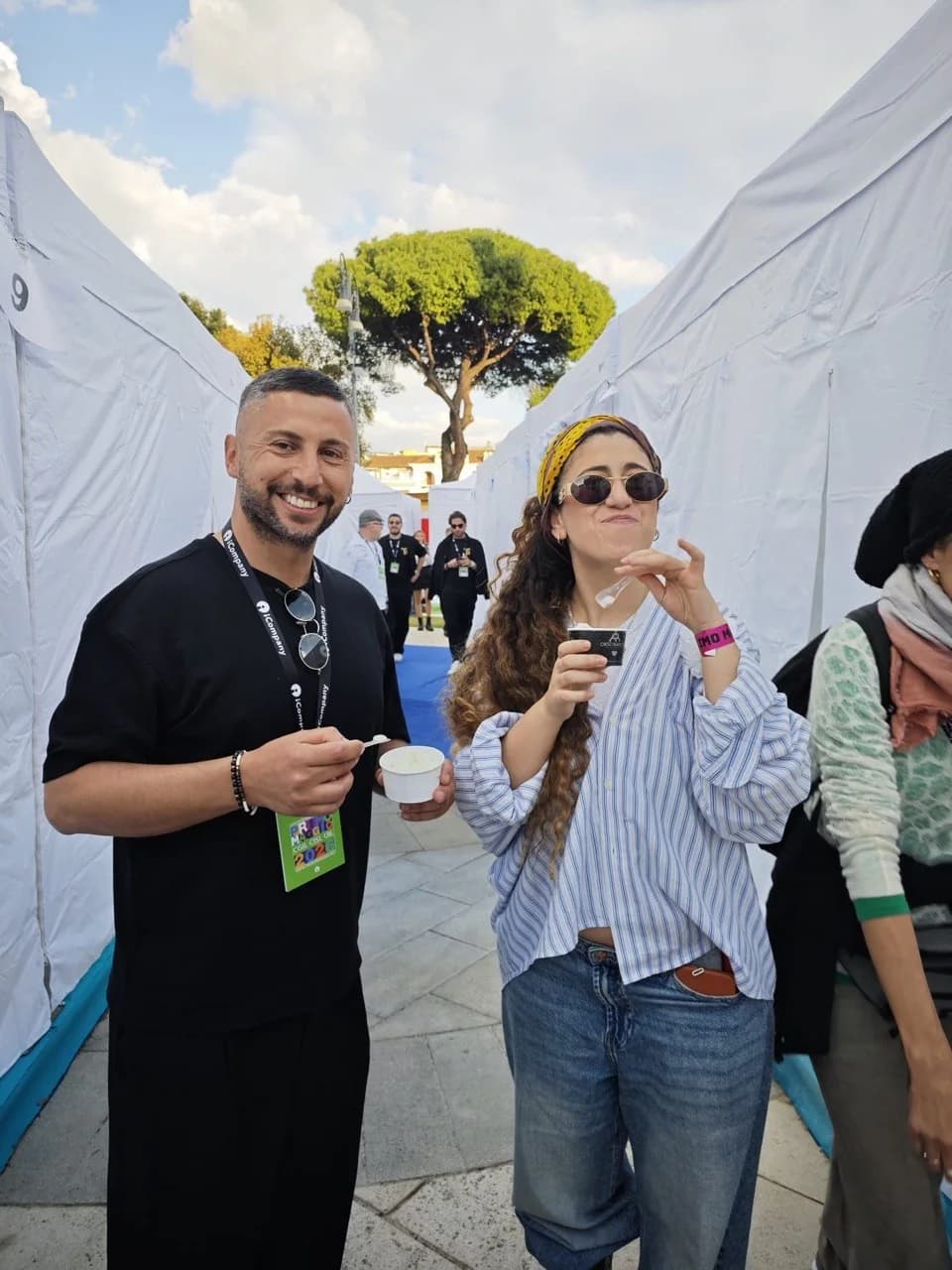 Ospiti del Primo Maggio assaggiano il gelato Orso Bianco